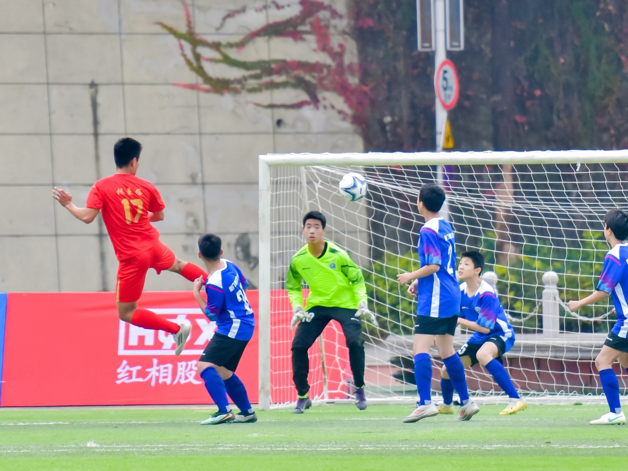 足球场上发生激烈碰撞,精彩纷呈的动作 足球场上发生激烈碰撞,精彩纷呈的动作