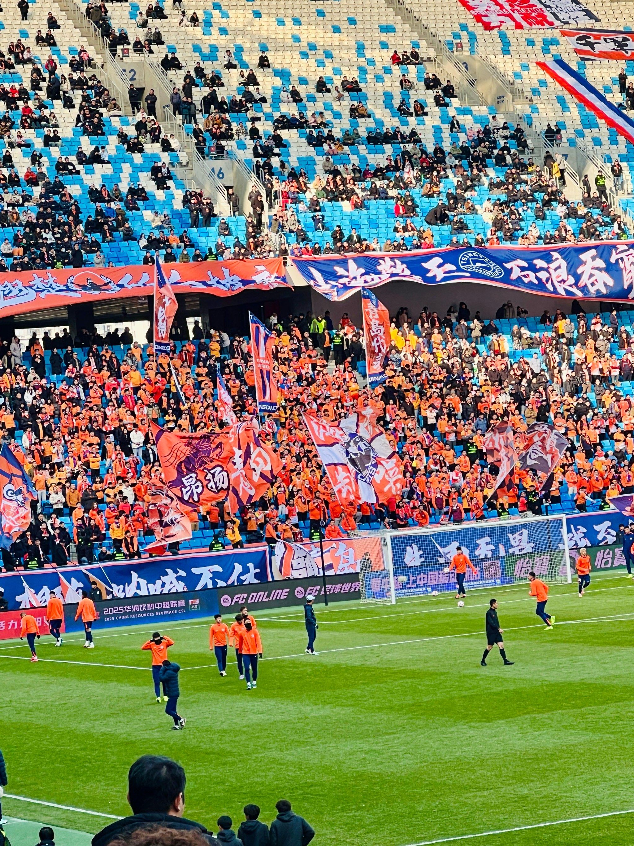 足球场上发生激烈碰撞,精彩纷呈的动作 足球场上发生激烈碰撞,精彩纷呈的动作